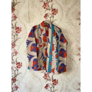 Veste Kantha P-3 vintage réversible matelassée taille XL légère en cuir avec logo personnalisé style bohème patchwork pour le printemps et l'automne - Product Image 1