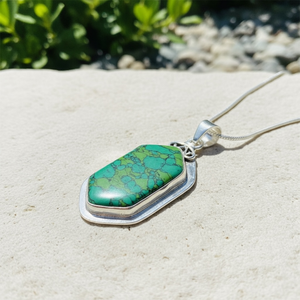 Pendentif turquoise vert plaqué argent fabriqué à la main | Collier de pierres précieuses naturelles pour femme - Product Image 3