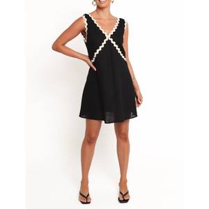 Robes pour femmes élégantes, conçues pour le confort et le style, avec une sensation légère et un aspect intemporel pour une utilisation régulière - Product Image 1