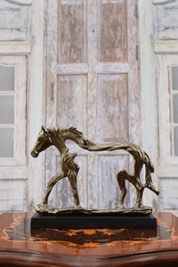 Diseño clásico Diseño superior de aluminio humano con base negra Escultura de aluminio con atractivo artístico Ideal para mejoras de galería - Product Image 3