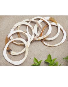 กำไลข้อมือทำมือจากเขาควายธรรมชาติคุณภาพดี กันน้ำ สไตล์รัก สีดำน้ำตาล แบบกว้าง - HF CRAFTS - Product Image 1