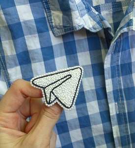 Boucles d'oreilles pendantes en ananas perlé à la main avec charme tropical pour femme - Product Image 6