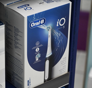 Brossette à dents électrique rechargeable Oral B IO Series, connectivité Bluetooth, poils extra doux, étanche IPX8, silicone, adulte - Product Image 1