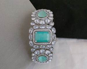 สร้อยข้อมือเพชรหรูหราประกายเพทายกำไลข้อมือเพชรสุดอินเทรนด์ดีไซน์รูปใบโคลเวอร์สุดหรูสำหรับผู้หญิงและเด็กผู้หญิง - Product Image 2