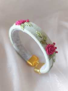 Pulseras bordadas hechas a medida en diseño floral hechas con patrones Bordados florales para reventa en tiendas de accesorios para el cabello - Product Image 3