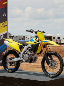Moto de motocross Suzuki RM-Z450 449cc étanche avec écran LED, neuve en stock, à vendre - Product Image 2