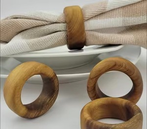 Rond de serviette feuille d'or moderne avec un design tropical ajoute un éclat sophistiqué à la décoration et aux célébrations de la table à manger - Product Image 3