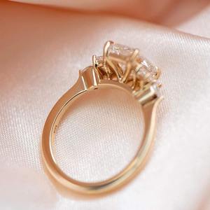 Anillo de compromiso con diamante cultivado en laboratorio de corte radiante de 2.30 quilates, clásico, con perlas en racimo, certificado IGI, diamante de laboratorio, regalo nupcial, joyería. - Product Image 3