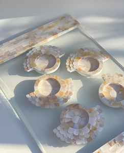 Incrustaciones de nácar y resina en hermosos patrones en estos posavasos y bandeja acrílica de Craft Emporium India - Product Image 2