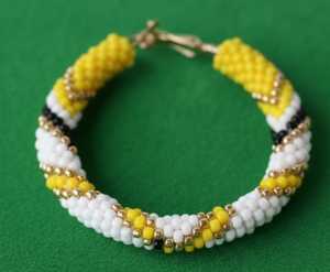 Elegantes aretes de aro hechos a medida, hechos a mano con vibrantes cuentas de semillas de vidrio, que añaden encanto de color y estilo bohemio a cualquier look. - Product Image 3