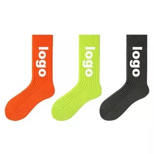 Chaussettes de sport durables et colorées antidérapantes pour hommes et femmes, avec logo personnalisé - Product Image 2
