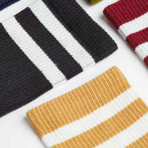 Chaussettes à poignée sur mesure pour hommes et femmes Conception de sport de football antidérapante avec logo imprimé pour chaussettes d'athlétisme d'entraînement en salle de sport - Product Image 5