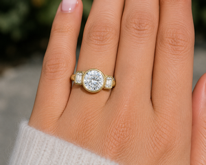 Bague de fiançailles pour femme en or 14K/18K avec trois pierres, diamant de laboratoire taille ronde et pierres latérales émeraude, certifiée IGI - Product Image 6
