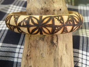 Brazalete y pulsera de madera de diseño asociado, pulseras de madera de tamaño personalizado, brazalete hecho a mano, brazalete de madera con flores - Product Image 5