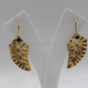 Pendientes colgantes finos de estilo clásico con perlas Base de latón de 1 Micra chapados en oro elegantes de primera calidad para mujer, regalo perfecto para fiesta de boda - Product Image 1