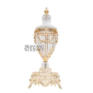 Tarro decorativo de latón dorado y cristal de lujo con base tallada ornamentada y elegantes detalles drapeados para interiores de casas clásicas - Product Image 1