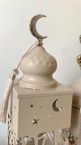 Elegante Farol de Ramadán de Metal Blanco con Forma de Media Luna, Caligrafía Árabe Tallada, Portavelas, Decoración Festiva para el Hogar, Regalo - Product Image 3