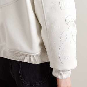 Chaqueta Bomber Varsity de Cuero Genuino Personalizada con Bordado Blanco en Relieve, Resistente al Viento, Estilo Urbano, con Patrón de Letras - Product Image 2