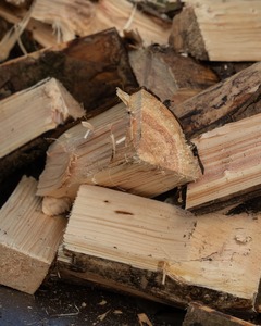 Bûches de pin séchées au four de qualité supérieure, grande caisse de bois de chauffage pour des solutions de chauffage durables disponibles à des prix avantageux - Product Image 2