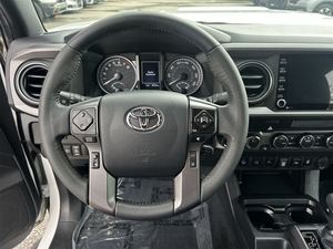 Clean White 2023 Toyota Tacoma TRD Sport Double Cab 4WD con llantas de aleación Asientos de cuero Navegación Asiento calefactable Arranque remoto - Product Image 6