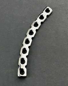 Plaque de reconstruction pelvienne incurvée 3.5mm 8 trous 94mm de longueur Ensemble de 6 implants orthopédiques - Product Image 2