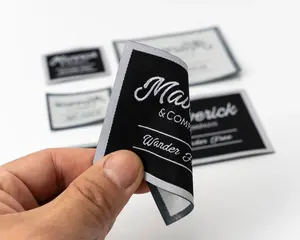 Étiquettes de vêtements en satin tissé en polyester personnalisées de haute qualité pour vêtements chaussures et sacs-fin pli couleur et logo personnalisés en gros - Product Image 4