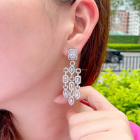 Boucles d'oreilles pendantes géométriques de luxe en argent sterling et moissanite avec longues pampilles, idéales pour mariées, cadeau d'anniversaire de mariage, bijoux