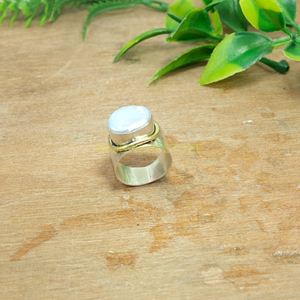 Bague en nacre, argent sterling 925, laiton, bague statement |   Bijoux faits à la main avec de grandes perles de pierre |   Cadeau de Noël - Product Image 6