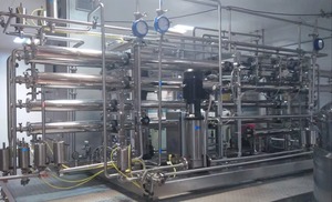 Planta embotelladora de grado industrial equipada con maquinaria de acero inoxidable y controles PLC para un funcionamiento sin problemas a la venta - Product Image 2