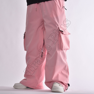 Pantalons de neige cargo imperméables roses en gros d'usine avec poche cargo, évents et bas cintré pour une utilisation en extérieur en hiver - Product Image 2