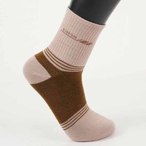 Calcetines de jacquard personalizados con logotipo privado, suaves y cómodos, de algodón con bloques de color, transpirables, antibacterianos para uso diario informal - Product Image 3