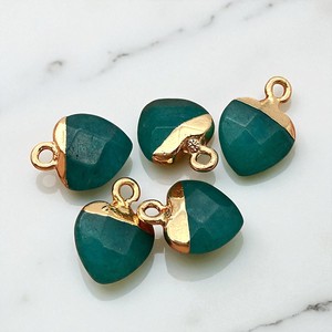 Breloques électrolytiques en forme de cœur en pierre précieuse émeraude teintée-Breloque en plaqué or 14 carats-Pendentif tendance en argent 925-Breloques faites à la main - Product Image 1