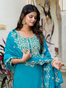 Conjunto de Kurta Recta hasta la Pantorrilla con Bordado de Calidad de Exportación, Mezcla de Seda, con Palazzo y Dupatta para Mujer, Disponible para la Venta - Product Image 2