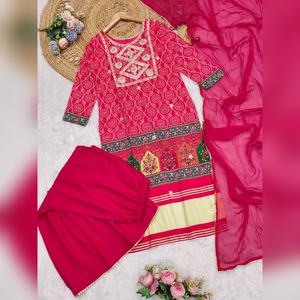 Conjunto exclusivo de kurti masleen con estampado bandhani y bordados elaborados, con pantalones rosa sólido y dupatta transparente para mujer. - Product Image 6
