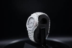 Montre en diamant sophistiquée très demandée pour les occasions formelles et les réunions d'affaires, disponible au meilleur prix du marché - Product Image 2