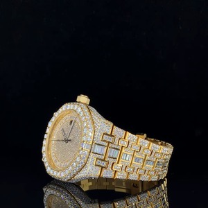 Reloj de Diamantes Moissanite con Baño de Oro de Alta Calidad para Eventos Sociales y Estilo Urbano, Disponible para la Venta - Product Image 1