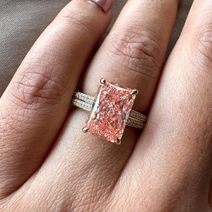 Anillo de Compromiso con Diamante Cultivado en Laboratorio, Corte Esmeralda, Color Rosa Fantasía, con Certificado IGI, Anillo de Boda de Dos Bandas para Regalo de Aniversario - Product Image 1