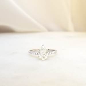 Anillo de compromiso de diamante de media eternidad con corte de pera de moissanita de plata esterlina combinado con banda apilable joyería de oro blanco fino - Product Image 1