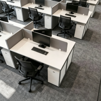 Poste de travail de bureau moderne pour 4 personnes, table de bureau modulaire avec écran de séparation