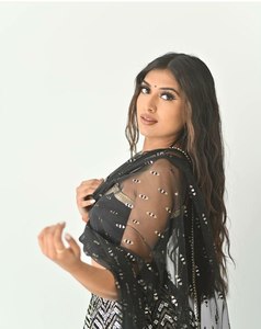 Conjunto de Lehenga Choli con Dupatta en tela de georgette sintética de color negro, sin mangas, con diseño de lentejuelas, elegante, para fiesta o evento. - Product Image 2