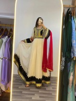 Robe traditionnelle afghane Kuchi en mousseline blanche avec corsage en velours noir, broderie à la main, travail de fil doré Zari, broderie ethnique à la main