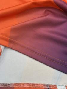 เสื้อกล้ามผู้ชาย Ostriya International สีส้ม พิมพ์ลายด้วยความร้อน ระบายอากาศได้ดี ผลิตจากโพลีเอสเตอร์ 100% แห้งเร็ว ทรงทางการ คอวี สำหรับฤดูร้อน - Product Image 3