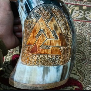 Grandes tasses à corne à boire Viking gravées classiques avec gravure personnalisée pour des moments inoubliables à boire de la bière - Product Image 2