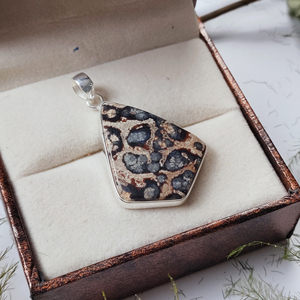 Pendentif en argent sterling 925 en forme de crinoïde fossile, vente en gros |   Bijou en forme de cerf-volant plaqué or avec pierre précieuse naturelle - Product Image 5