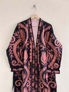 Veste kimono en coton brodé Suzani faite à la main de couleur noire, unisexe, longue - Product Image 2