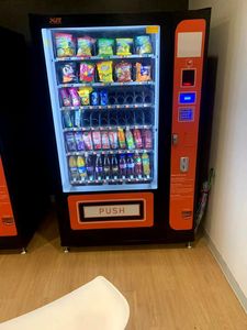 Te Koop Goedkope Commerciële Automaat Automatische Automaat Voor Voedsel Snack En Drankjes Automaten Contant Geld Munt En Kaart - Product Image 3