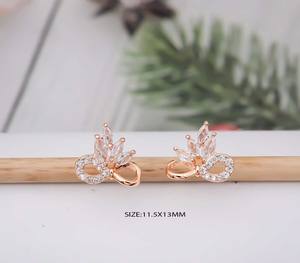 Pendientes de Moda con Diseño de Flor Trenzada y Circonita Cúbica, Acero Inoxidable, Chapado en Oro, Estilo Chic - Product Image 1