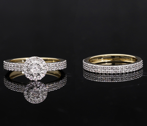 Anillo de Compromiso Clásico Chapado en Oro Amarillo de 14K con Rodio, Conjunto de Anillos de Boda con Halo de Diamantes en Racimo y Banda de Diamantes de Triple Hilera para Regalo de Boda - Product Image 1