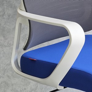 Chaise de bureau en maille à hauteur réglable avec cadre blanc et appui-tête en tissu (M1102T) - Product Image 6