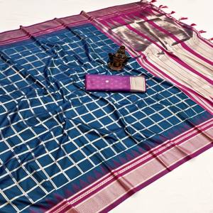 Sari de Seda Banarasi Pura VASTRA COTTAGE con Diseño de Zari Tejido a Mano en Toda la Superficie, Pallu Rico y Blusa de Seda con Tejido en Contraste - Product Image 2